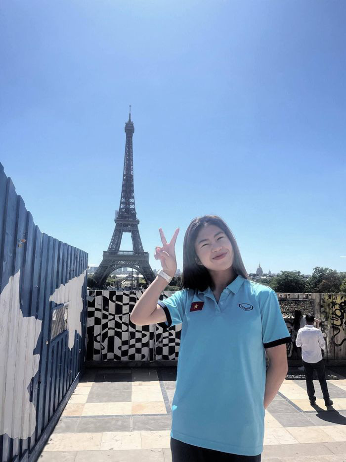ẢNH - Tuyển thủ nữ Việt Nam tạm biệt tháp Eiffel