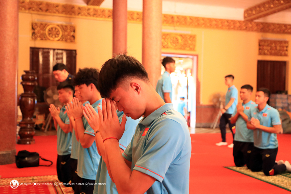 ĐT U22 Việt Nam thăm quan chùa Wat Ounalom, tĩnh tâm trước khi bước vào chiến dịch SEA Games 32