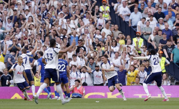 Arsenal cùng M.U kết mùa giải tưng bừng, Man City thua ngược còn Tottenham 'thoát hiểm'