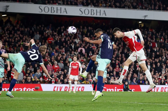 Arsenal vươn lên dẫn đầu Ngoại hạng Anh, Man Utd tìm lại niềm vui chiến thắng