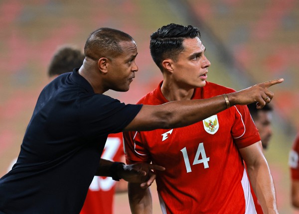 Báo Indonesia cùng CĐV đòi sa thải HLV Kluivert, VAR và trọng tài Trung Quốc bị chỉ trích thậm tệ