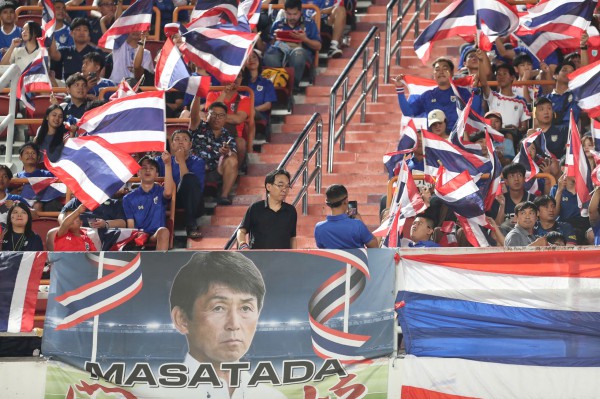 Báo Thái Lan đòi sa thải HLV người Nhật Bản, đưa Kiatisuk trở lại Báo Thái Lan đòi sa thải HLV người Nhật Bản, đưa Kiatisuk trở lại