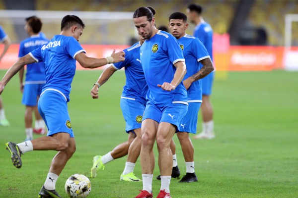 Báo chí khu vực chỉ trích FAM thiếu cẩn trọng, vô trách nhiệm khi xét duyệt nhập tịch cầu thủ Báo chí khu vực chỉ trích FAM thiếu cẩn trọng, vô trách nhiệm khi xét duyệt nhập tịch cầu thủ