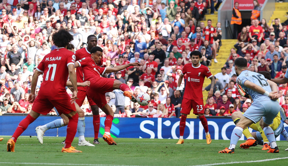 Bị Aston Villa cầm hòa, Liverpool sắp hết cửa Top 4