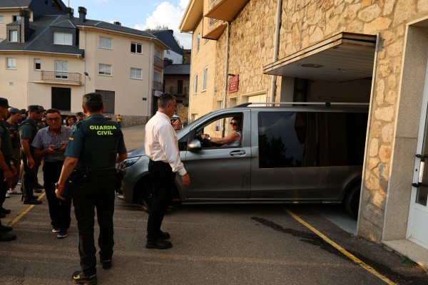 Chuyến xe chở di hài Diogo Jota và em trai về tới Bồ Đào Nha, hàng ngàn người chờ viếng Chuyến xe chở di hài Diogo Jota và em trai về tới Bồ Đào Nha, hàng ngàn người chờ viếng