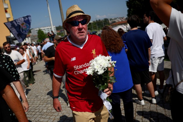 Chuyến xe chở di hài Diogo Jota và em trai về tới Bồ Đào Nha, hàng ngàn người chờ viếng Chuyến xe chở di hài Diogo Jota và em trai về tới Bồ Đào Nha, hàng ngàn người chờ viếng