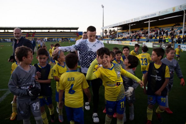 Chuyến xe chở di hài Diogo Jota và em trai về tới Bồ Đào Nha, hàng ngàn người chờ viếng Chuyến xe chở di hài Diogo Jota và em trai về tới Bồ Đào Nha, hàng ngàn người chờ viếng