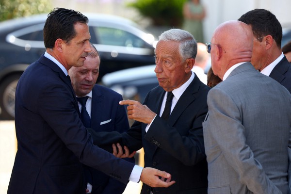 Chuyến xe chở di hài Diogo Jota và em trai về tới Bồ Đào Nha, hàng ngàn người chờ viếng Chuyến xe chở di hài Diogo Jota và em trai về tới Bồ Đào Nha, hàng ngàn người chờ viếng