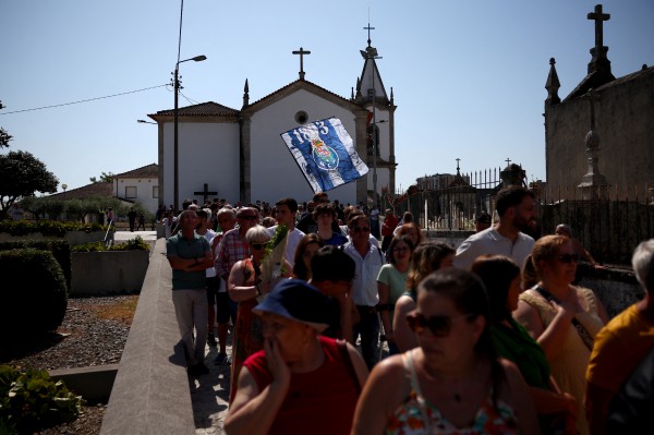 Chuyến xe chở di hài Diogo Jota và em trai về tới Bồ Đào Nha, hàng ngàn người chờ viếng Chuyến xe chở di hài Diogo Jota và em trai về tới Bồ Đào Nha, hàng ngàn người chờ viếng