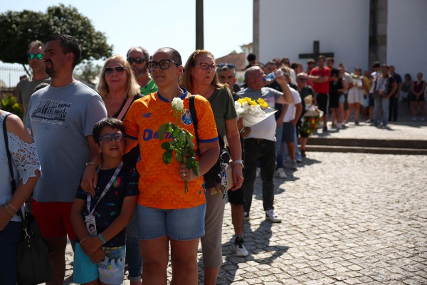 Chuyến xe chở di hài Diogo Jota và em trai về tới Bồ Đào Nha, hàng ngàn người chờ viếng Chuyến xe chở di hài Diogo Jota và em trai về tới Bồ Đào Nha, hàng ngàn người chờ viếng