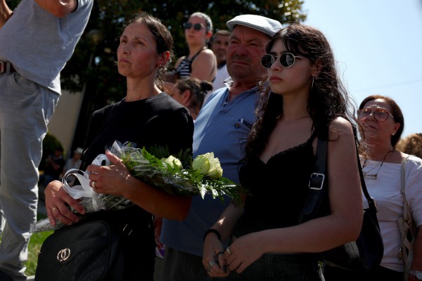 Chuyến xe chở di hài Diogo Jota và em trai về tới Bồ Đào Nha, hàng ngàn người chờ viếng Chuyến xe chở di hài Diogo Jota và em trai về tới Bồ Đào Nha, hàng ngàn người chờ viếng