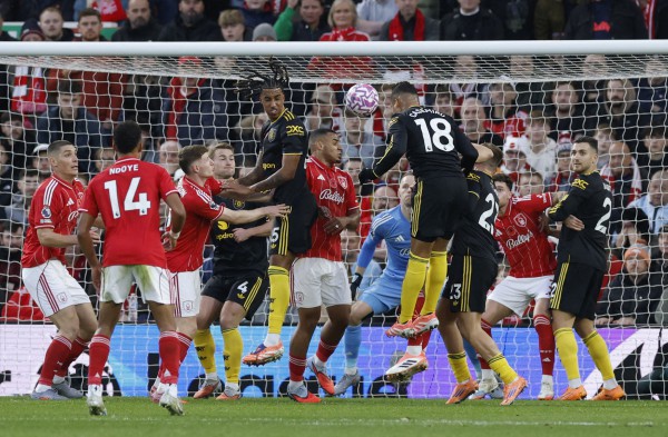 Dẫn trước nhờ trọng tài sai lầm, M.U vẫn hòa thót tim: HLV Amorim ‘hiện nguyên hình’?