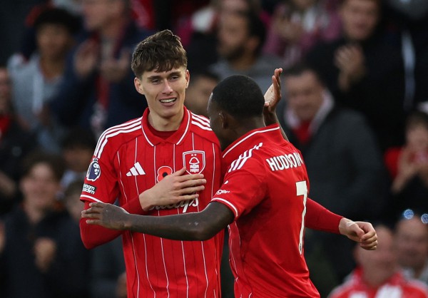 Dẫn trước nhờ trọng tài sai lầm, M.U vẫn hòa thót tim: HLV Amorim ‘hiện nguyên hình’?