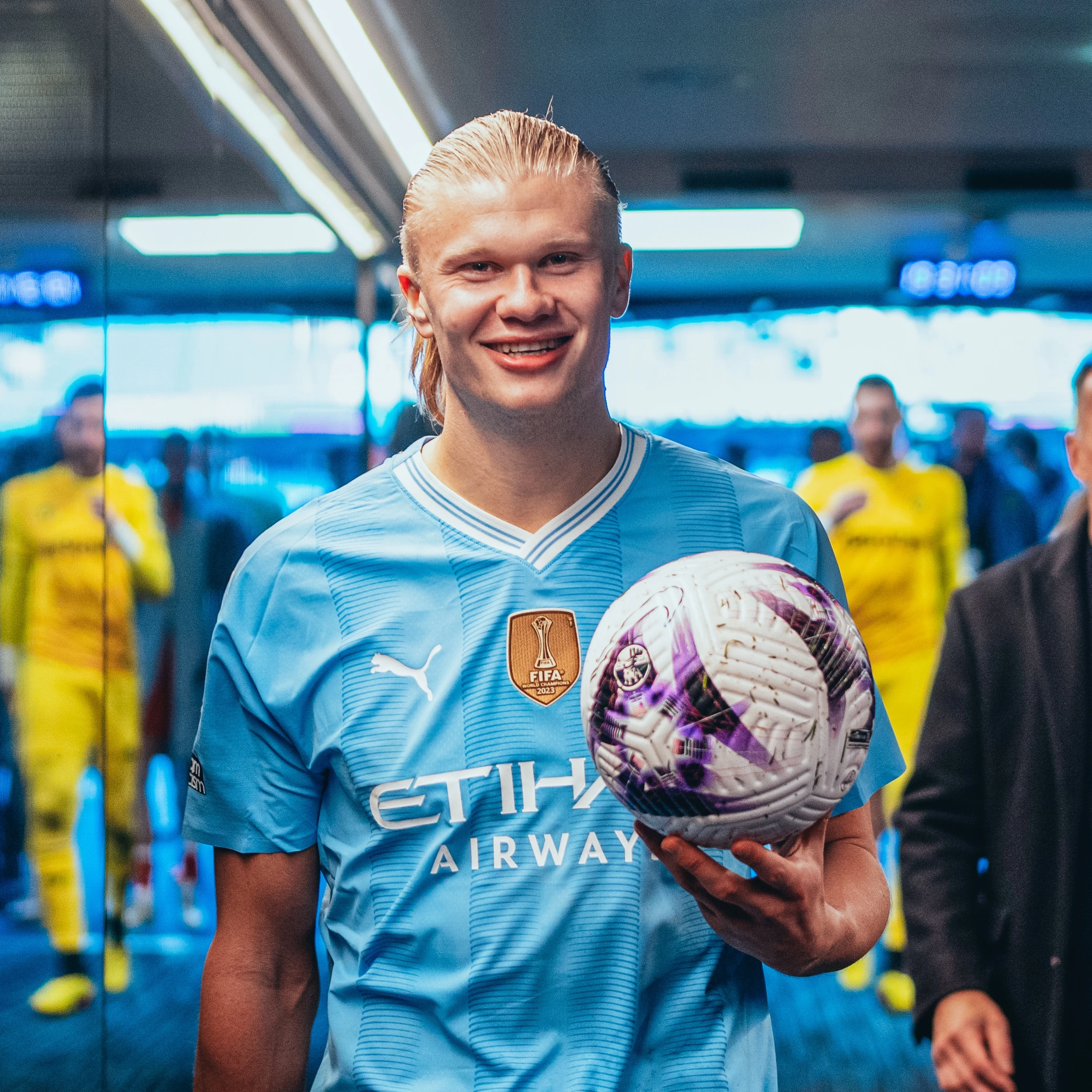 Erling Haaland phản pháo mạnh mẽ cựu danh thủ CLB M.U sau ‘cú poker’ cho Man City