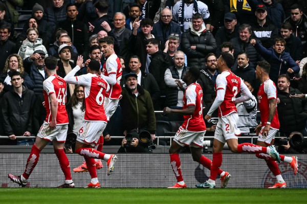 Gay cấn đua vô địch Ngoại hạng Anh: Arsenal vượt ải Tottenham, gây áp lực cho Man City