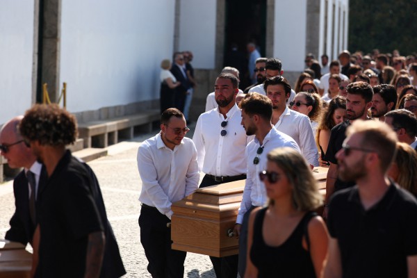 Gia đình, đồng nghiệp và hàng nghìn người hâm mộ tiễn biệt anh em Diogo Jota Gia đình, đồng nghiệp và hàng nghìn người hâm mộ tiễn biệt anh em Diogo Jota