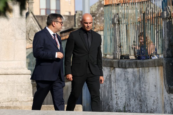 Gia đình, đồng nghiệp và hàng nghìn người hâm mộ tiễn biệt anh em Diogo Jota Gia đình, đồng nghiệp và hàng nghìn người hâm mộ tiễn biệt anh em Diogo Jota