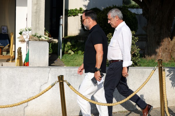 Gia đình, đồng nghiệp và hàng nghìn người hâm mộ tiễn biệt anh em Diogo Jota Gia đình, đồng nghiệp và hàng nghìn người hâm mộ tiễn biệt anh em Diogo Jota