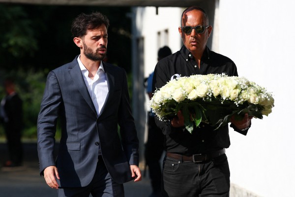 Gia đình, đồng nghiệp và hàng nghìn người hâm mộ tiễn biệt anh em Diogo Jota Gia đình, đồng nghiệp và hàng nghìn người hâm mộ tiễn biệt anh em Diogo Jota