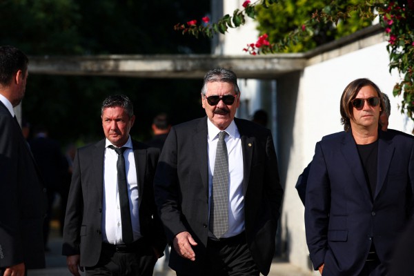 Gia đình, đồng nghiệp và hàng nghìn người hâm mộ tiễn biệt anh em Diogo Jota Gia đình, đồng nghiệp và hàng nghìn người hâm mộ tiễn biệt anh em Diogo Jota