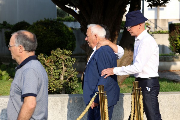 Gia đình, đồng nghiệp và hàng nghìn người hâm mộ tiễn biệt anh em Diogo Jota Gia đình, đồng nghiệp và hàng nghìn người hâm mộ tiễn biệt anh em Diogo Jota