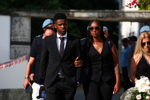 Gia đình, đồng nghiệp và hàng nghìn người hâm mộ tiễn biệt anh em Diogo Jota Gia đình, đồng nghiệp và hàng nghìn người hâm mộ tiễn biệt anh em Diogo Jota