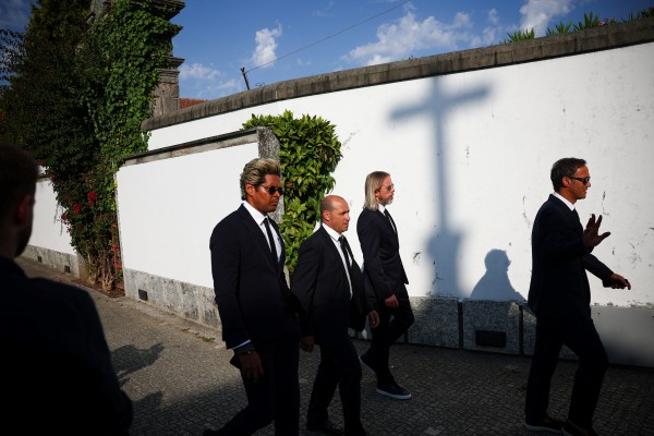 Gia đình, đồng nghiệp và hàng nghìn người hâm mộ tiễn biệt anh em Diogo Jota Gia đình, đồng nghiệp và hàng nghìn người hâm mộ tiễn biệt anh em Diogo Jota