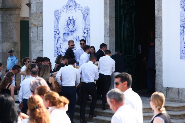 Gia đình, đồng nghiệp và hàng nghìn người hâm mộ tiễn biệt anh em Diogo Jota Gia đình, đồng nghiệp và hàng nghìn người hâm mộ tiễn biệt anh em Diogo Jota