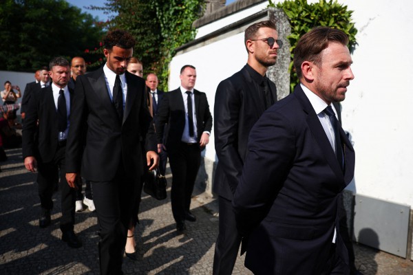 Gia đình, đồng nghiệp và hàng nghìn người hâm mộ tiễn biệt anh em Diogo Jota Gia đình, đồng nghiệp và hàng nghìn người hâm mộ tiễn biệt anh em Diogo Jota