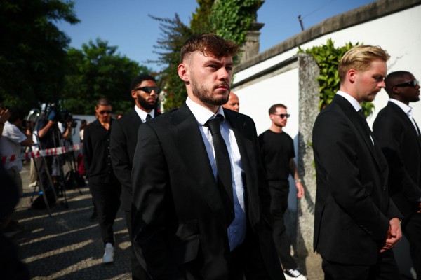 Gia đình, đồng nghiệp và hàng nghìn người hâm mộ tiễn biệt anh em Diogo Jota Gia đình, đồng nghiệp và hàng nghìn người hâm mộ tiễn biệt anh em Diogo Jota