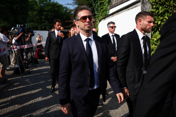 Gia đình, đồng nghiệp và hàng nghìn người hâm mộ tiễn biệt anh em Diogo Jota Gia đình, đồng nghiệp và hàng nghìn người hâm mộ tiễn biệt anh em Diogo Jota