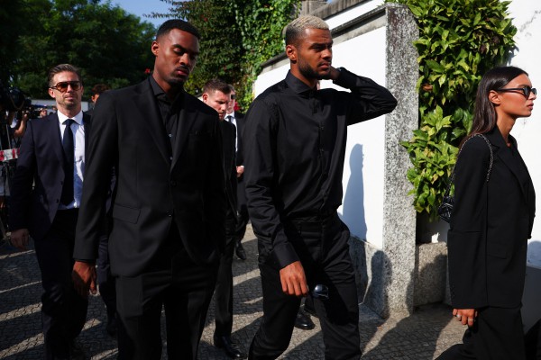 Gia đình, đồng nghiệp và hàng nghìn người hâm mộ tiễn biệt anh em Diogo Jota Gia đình, đồng nghiệp và hàng nghìn người hâm mộ tiễn biệt anh em Diogo Jota