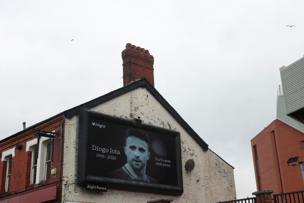 Gia đình, đồng nghiệp và hàng nghìn người hâm mộ tiễn biệt anh em Diogo Jota Gia đình, đồng nghiệp và hàng nghìn người hâm mộ tiễn biệt anh em Diogo Jota