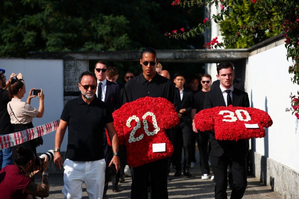 Gia đình, đồng nghiệp và hàng nghìn người hâm mộ tiễn biệt anh em Diogo Jota Gia đình, đồng nghiệp và hàng nghìn người hâm mộ tiễn biệt anh em Diogo Jota