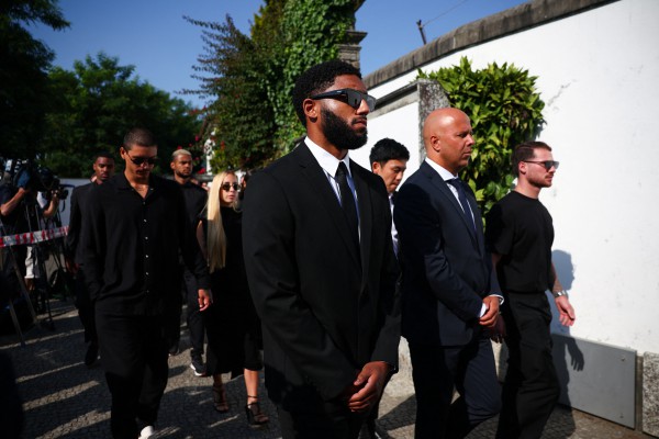 Gia đình, đồng nghiệp và hàng nghìn người hâm mộ tiễn biệt anh em Diogo Jota Gia đình, đồng nghiệp và hàng nghìn người hâm mộ tiễn biệt anh em Diogo Jota