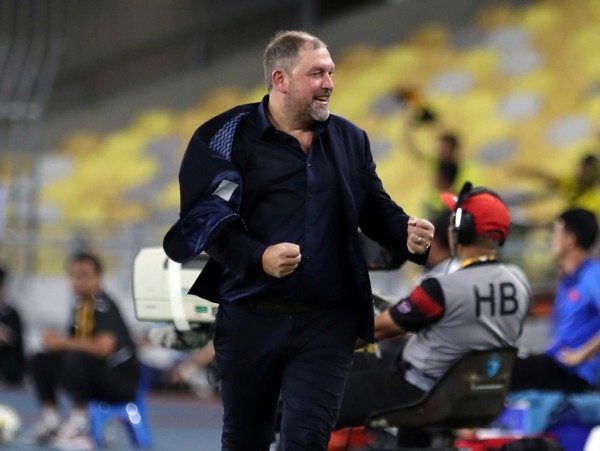 Giữa tâm bão nhập tịch lậu, HLV đội tuyển Malaysia vẫn lạc quan đến kinh ngạc: Tạm quên… FIFA! Giữa tâm bão nhập tịch lậu, HLV đội tuyển Malaysia vẫn lạc quan đến kinh ngạc: Tạm quên… FIFA!