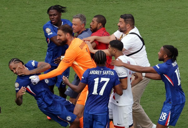 HLV Enrique tự nhận ‘thật ngu ngốc’, sẽ bị FIFA phạt nặng vì tát cầu thủ Chelsea HLV Enrique tự nhận ‘thật ngu ngốc’, sẽ bị FIFA phạt nặng vì tát cầu thủ Chelsea