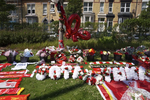 HLV Klopp đau đớn tột cùng, CĐV Liverpool đặt vòng hoa ở sân Anfield tưởng nhớ Diogo Jota HLV Klopp đau đớn tột cùng, CĐV Liverpool đặt vòng hoa ở sân Anfield tưởng nhớ Diogo Jota