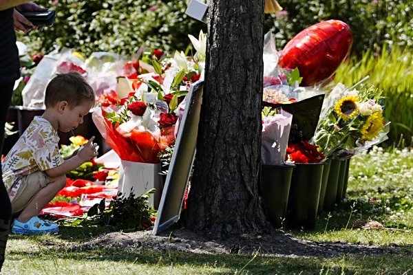 HLV Klopp đau đớn tột cùng, CĐV Liverpool đặt vòng hoa ở sân Anfield tưởng nhớ Diogo Jota HLV Klopp đau đớn tột cùng, CĐV Liverpool đặt vòng hoa ở sân Anfield tưởng nhớ Diogo Jota