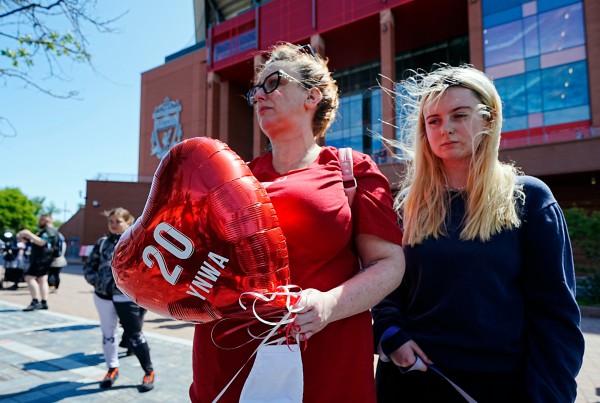 HLV Klopp đau đớn tột cùng, CĐV Liverpool đặt vòng hoa ở sân Anfield tưởng nhớ Diogo Jota HLV Klopp đau đớn tột cùng, CĐV Liverpool đặt vòng hoa ở sân Anfield tưởng nhớ Diogo Jota