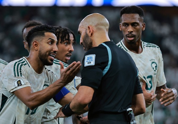 HLV Kluivert thất vọng ê chề vì Indonesia thua đau, bất ngờ đưa trọng tài lên tận mây xanh HLV Kluivert thất vọng ê chề vì Indonesia thua đau, bất ngờ đưa trọng tài lên tận mây xanh