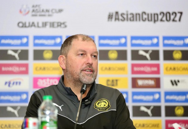 HLV Lào buồn ngẩn ngơ vì thua ngược, HLV Cklamovski đưa Malaysia lên tận mây xanh HLV Lào buồn ngẩn ngơ vì thua ngược, HLV Cklamovski đưa Malaysia lên tận mây xanh