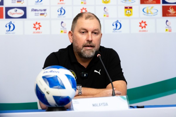 HLV Lào tuyên bố sẽ khiến Malaysia 'sốc', đội trưởng Bounphachan nhắc đến 7 cầu thủ bị FIFA treo giò HLV Lào tuyên bố sẽ khiến Malaysia 'sốc', đội trưởng Bounphachan nhắc đến 7 cầu thủ bị FIFA treo giò