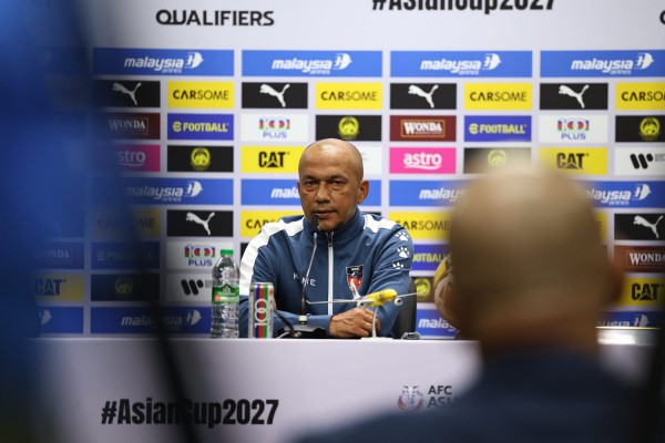 HLV Malaysia chỉ bí quyết giúp học trò ‘ngó lơ’ án phạt của FIFA, cựu HLV Nepal từ chức