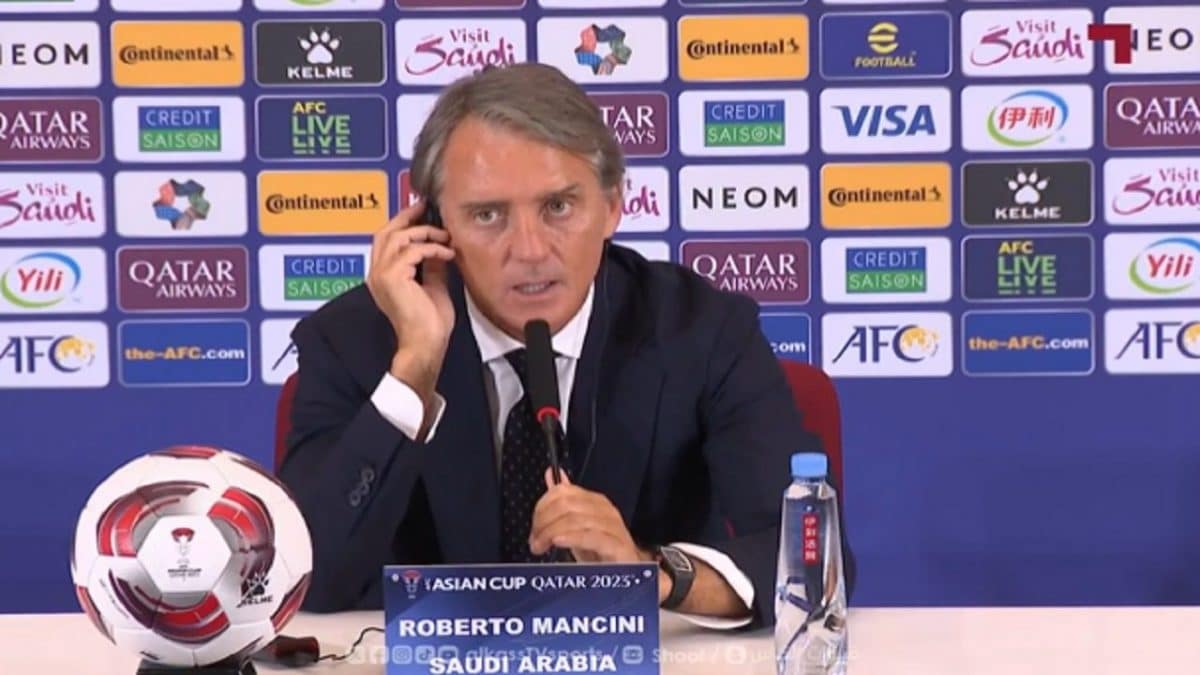 HLV Mancini bị chỉ trích khi đội nhà thực hiện loạt luân lưu