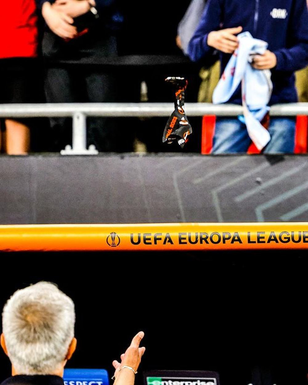 HLV Mourinho ném huy chương, lên tiếng chỉ trích trọng tài