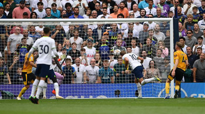 Harry Kane phá kỷ lục khủng, Tottenham tạm chiếm ngôi đầu