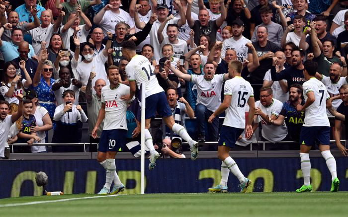 Harry Kane phá kỷ lục khủng, Tottenham tạm chiếm ngôi đầu