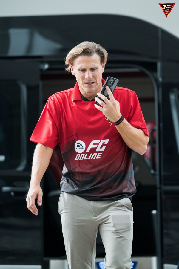 Huyền thoại Diego Forlan mừng sinh nhật cùng FC Online tại Hà Nội Huyền thoại Diego Forlan mừng sinh nhật cùng FC Online tại Hà Nội