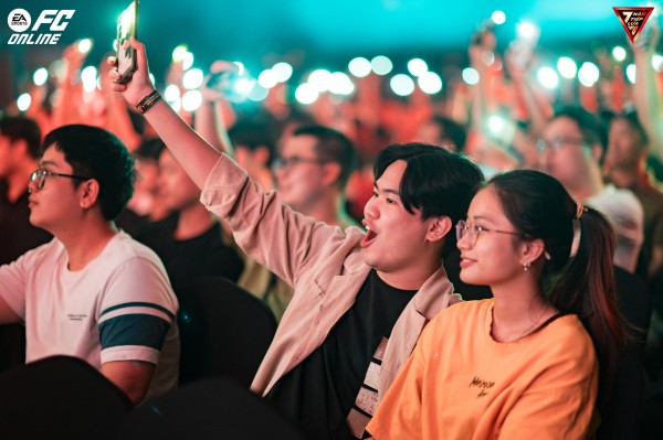 Huyền thoại Diego Forlan mừng sinh nhật cùng FC Online tại Hà Nội Huyền thoại Diego Forlan mừng sinh nhật cùng FC Online tại Hà Nội